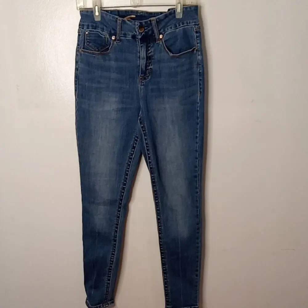 Seven 7⃣ Women's Size 8 Classic high waisted Skinny Blue Women's Jeans. Atleisur